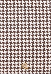 Rudas ir baltas houndstooth raštuotas audinys su tekstūriniu paviršiumi, kuriame apatiniame kampe yra auksinis "RLL" logotipas.