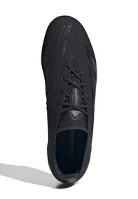 Zwarte sportieve schoen met een gestructureerd oppervlak, vetersluiting en versterkte accenten. Het interieur beschikt over een gestippelde binnenzool voor grip.
