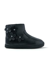 Botín negro con acabado de cuero suave, que presenta tres apliques de flores texturizadas con centros de rhinestones. Diseño de tobillo bajo con suela de goma.