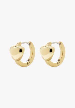 Gouden oorringen met hartvormige accenten en kleine blaadjes, voorzien van een scharnierende sluiting.