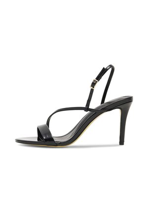 Schwarze Sandalette mit hohen Absätzen, dünnen Riemen, Schnallenverschluss und spitz zulaufendem Stöckelabsatz auf weißem Hintergrund.