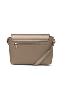 Beżowa torba na ramię o teksturowanym wykończeniu. Posiada klapkę oraz przednią kieszeń na zamek. W zestawie regulowany pasek.
