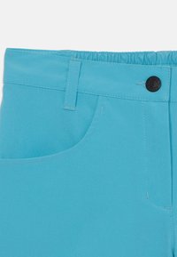 Pantalones azul claro con cinturilla elástica, un bolsillo frontal y un detalle de botón negro. Textura suave con costuras visibles.