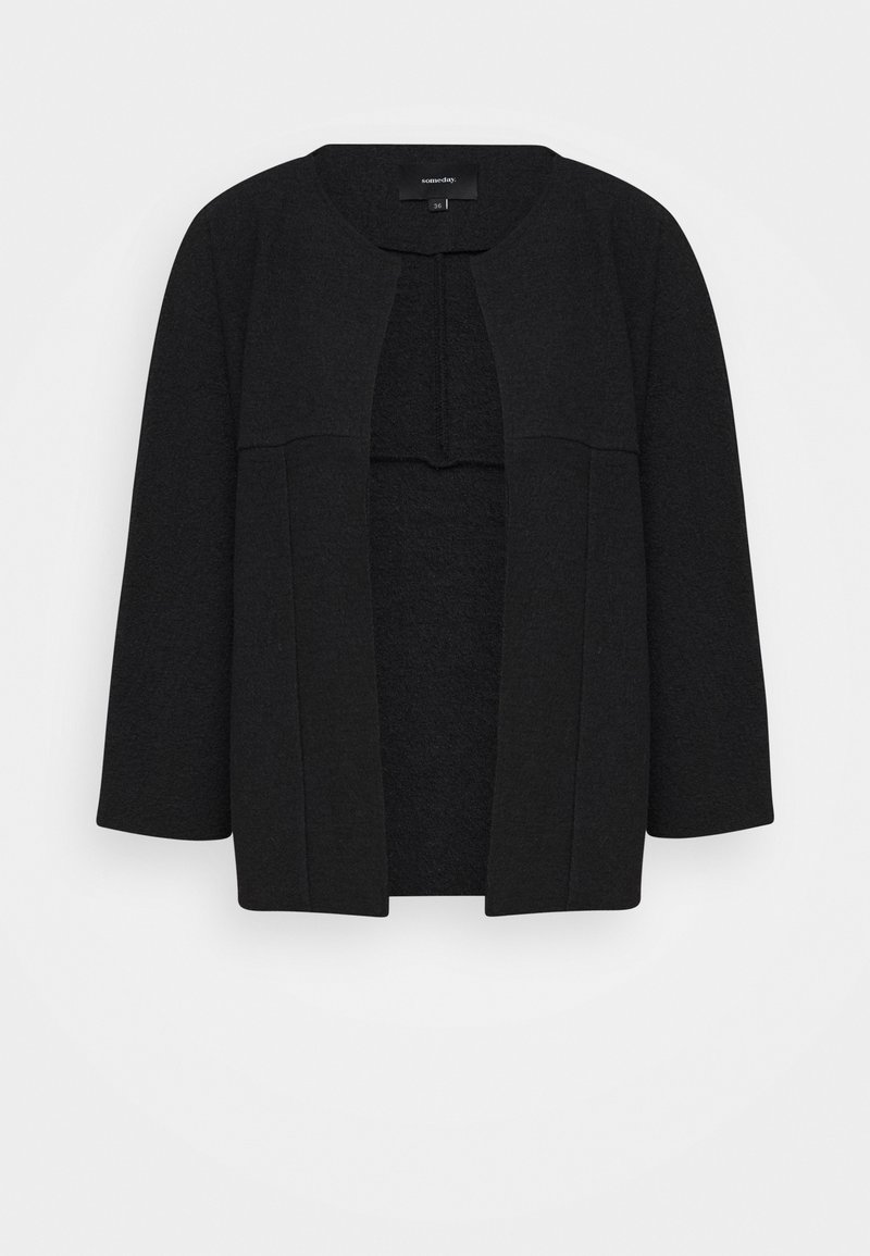 Černá otevřená bunda s trojčtvrtečními rukávy, texturovaná tkanina, bez zapínání a minimalistický design. Vhodná pro vrstvení.