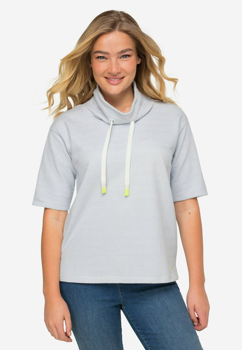 Lys grå, kortærmet top med cowl-neck, præget stribemønster og hvide snore med neon gule spidser.