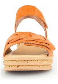 Orange ruskindsandaler med flettet rem, åben tå-design og kraftig tekstureret sål med tre distinkte lag.