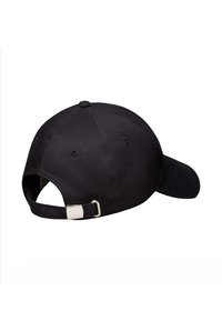 Gorra de béisbol negra ajustable mostrada desde atrás con hebilla de metal y seis ojales de ventilación sobre fondo blanco.