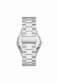 Michael Kors silverur med armband av rostfritt stål, rund urtavla och en borstad metallspänne med varumärket ingraverat.
