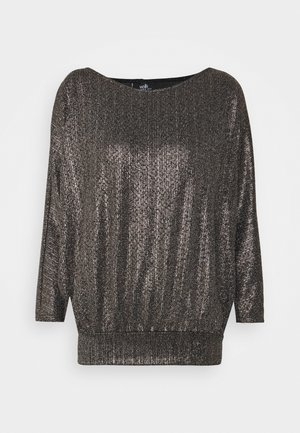 Maglia a maniche lunghe in maglia metallica grigio scuro con scollo a barca e orlo aderente su sfondo bianco.