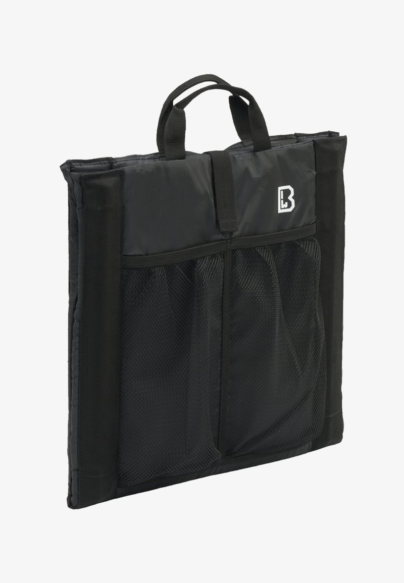 Čierny látkový batoh s pletivovými vreckami, má nosné madlo, zips a logo na prednej strane. Kompaktný a obdĺžnikový tvar.