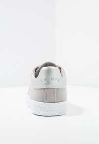 Szare płócienne sneakersy o teksturowanym wykończeniu, biała gumowa podeszwa oraz srebrne akcenty na pięcie z napisem "ESPRIT."