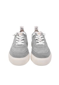 Paire de baskets en daim gris avec semelles blanches épaisses et lacets blancs, vues de face sur fond blanc.
