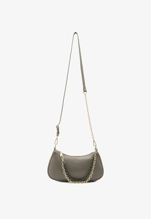 Grijze schoudertas van nep leer met een gebogen vorm, gouden en zwarte kettingaccenten en een afneembare riem. Ritssluiting aan de bovenkant.