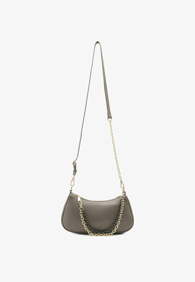 Borsa a tracolla in ecopelle grigia con forma curva, dettagli in catena dorata e nera e tracolla rimovibile. Chiusura con cerniera in alto.