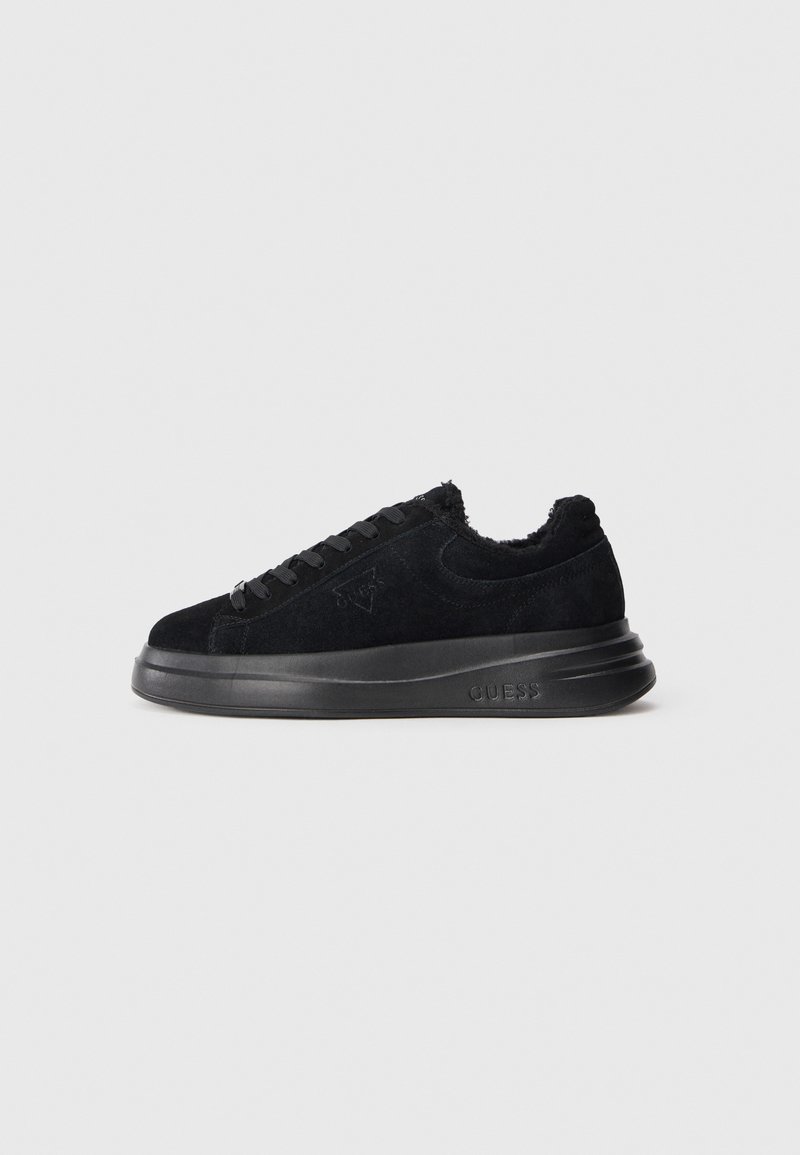 Adidași negri din suede, cu talpă groasă, sistem de prindere cu șireturi și căptușeală din blană sintetică, cu logo-ul Guess embosat pe lateral și pe talpă.