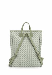 Sac à dos vert à motifs avec deux poignées supérieures, des bretelles ajustables et une poche latérale zippée. Matériau synthétique texturé. Forme rectangulaire.