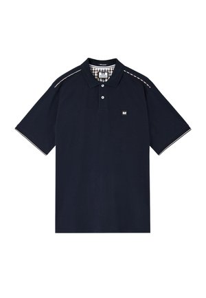 Granatowa koszulka polo z krótkim rękawem, dwoma białymi guzikami, kratkowanym wnętrzem kołnierzyka oraz małym kwadratowym logo na piersi.