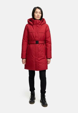 Manteau rembourré rouge avec une ceinture, une capuche et deux poches avant. Présente un design épuré et une texture mate. Accents en matériel noir.