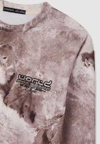 Felpa a maniche lunghe con motivo tie-dye nei toni del beige e del marrone, con una grafica testuale nera che recita "World Pressure Style."