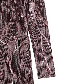 Funkelndes schwarzes Kleid mit langen Ärmeln, bedeckt mit rosa Pailletten, die in einem wirbelnden Muster angeordnet sind. Es hat eine taillierte Silhouette und eine glatte Textur.