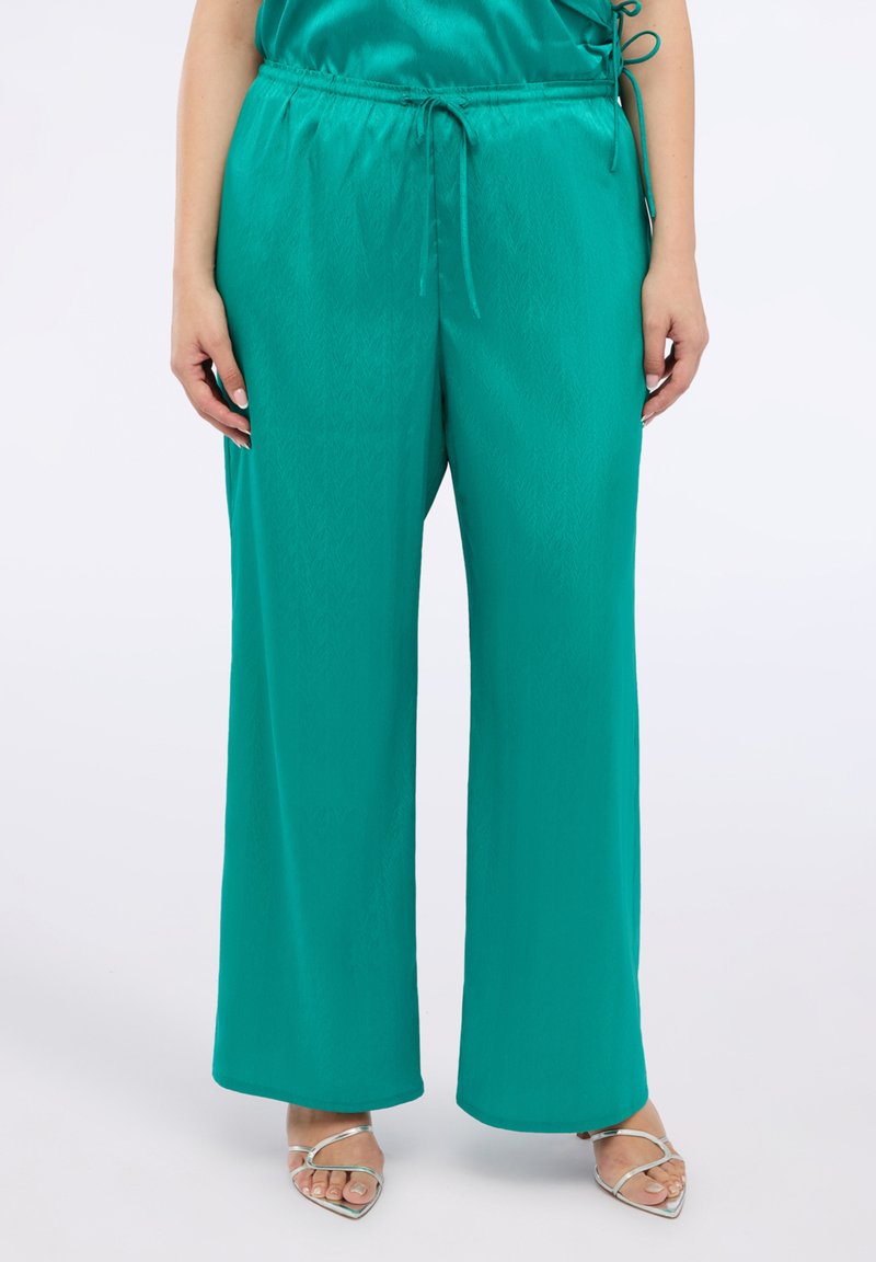 Tyrkysové kalhoty širokého střihu s šňůrkou v pase, vyrobené z hladkého, lehkého materiálu. Obsahují jemný diagonální texturový vzor.