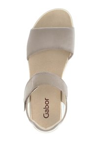 Grijze textielsandalen met twee brede banden, een gevoerde zool en een zachte textuur. Bevat de merknaam "Gabor" afgedrukt op de zool.