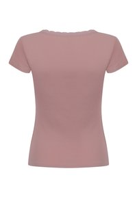 Kortärmad, figursydd topp i mjuk rosa ribbad material med scallop-krage. Slät textur, minimal detaljering och rena kanter.