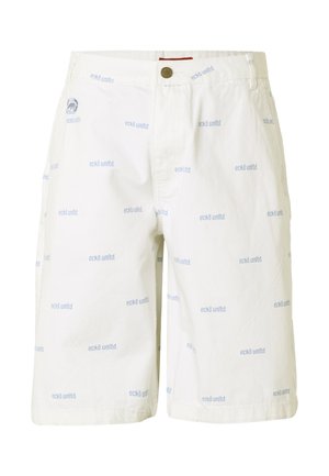 Shorts blancs arrivant au genou avec motif de texte "eckō unltd." bleu clair et petit patch logo sur la poche gauche, fermeture par bouton à la taille.
