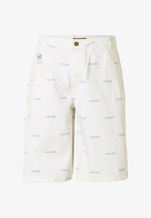 Shorts blancs arrivant au genou avec motif de texte "eckō unltd." bleu clair et petit patch logo sur la poche gauche, fermeture par bouton à la taille.