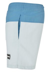 Világoskék és halványkék fürdőshorts, elasztikus derékkal, oldalsó hasítékkal, és egy fekete márkajelzéssel az alsó oldalon.
