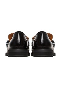 Scarpe in pelle nera con finitura liscia, forma arrotondata, dettagli con lacci e suola robusta in gomma nera, che mostrano un design classico.