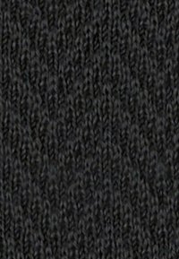 Ciemnoszara dzianina o teksturowanym wzorze, z ciasno tkanymi ściegami i miękkim wyglądem, odpowiednia do odzieży lub akcesoriów.