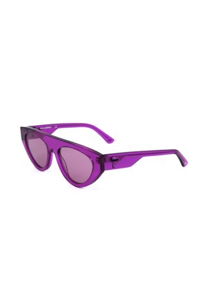 Occhiali da sole viola a forma di occhi di gatto con montatura spessa e traslucida e lenti colorate, impreziositi da una piccola figura decorativa sull'asta.