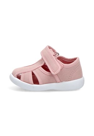 Sandalia rosa para niño pequeño con talón cerrado, tiras abiertas en los dedos y cinta ajustable de velcro, con suela blanca y flexible.