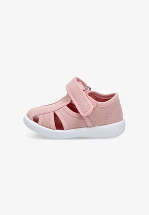 Sandalia rosa para niño pequeño con talón cerrado, tiras abiertas en los dedos y cinta ajustable de velcro, con suela blanca y flexible.