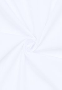 Weißer Stoff mit glatter, matter Textur, der einen subtilen Glanz aufweist, in einem Spiraldesign angeordnet, um seine Flexibilität zu zeigen.