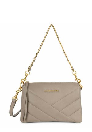 Sac en cuir matelassé beige avec une bandoulière en chaîne dorée, comportant un logo doré et une fermeture éclair. Forme rectangulaire simple avec des coutures angulaires.