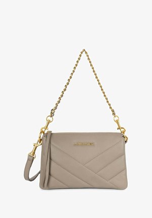 Sac en cuir matelassé beige avec une bandoulière en chaîne dorée, comportant un logo doré et une fermeture éclair. Forme rectangulaire simple avec des coutures angulaires.