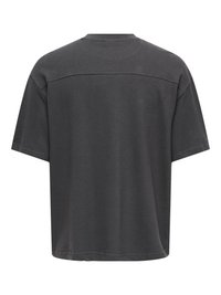 T-shirt en coton gris foncé à manches courtes, vu de dos avec un ourlet droit et une couture horizontale au niveau du haut du dos.