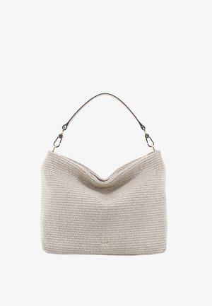 Beige gewebte Hobo-Handtasche mit einem einzelnen schwarzen Griff und goldfarbenen Verschlüssen auf weißem Hintergrund.