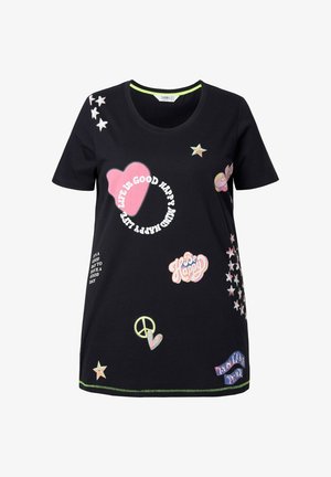 Schwarzes Baumwoll-T-Shirt mit kurzen Ärmeln, das verschiedene bunte Grafiken zeigt, darunter Herzen, Sterne und Texte, mit einem neongrünen Saum.