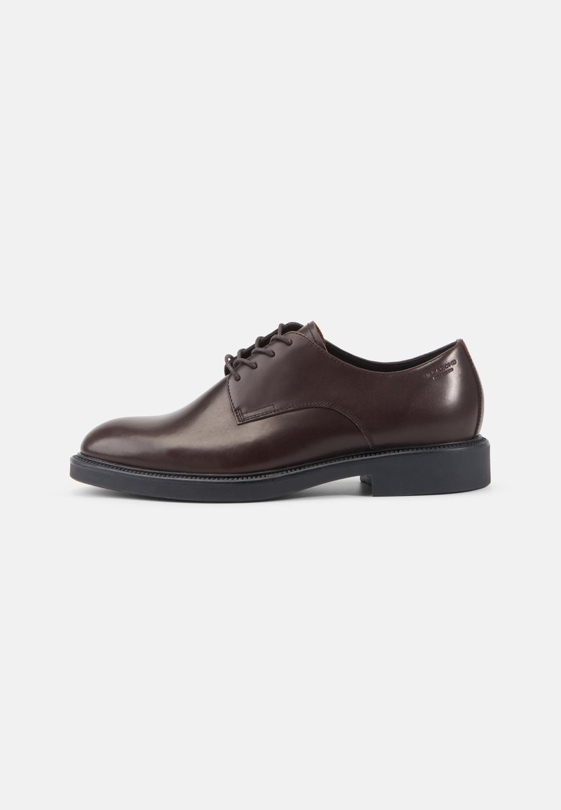 Chaussure habillée en cuir marron avec une finition lisse, un design à lacets, un embout arrondi et une semelle en caoutchouc noire contrastante.