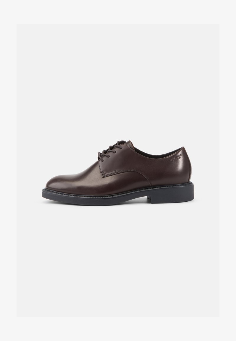 Braune Lederschuhe mit glatter Oberfläche, Schnürdesign, abgerundete Zehen und einer kontrastierenden schwarzen Gummisohle.