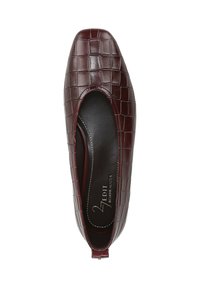 Chaussure plate bordeaux à bout carré, avec un motif crocodile texturé. Intérieur en cuir lisse et petit talon, avec une languette à l'arrière.