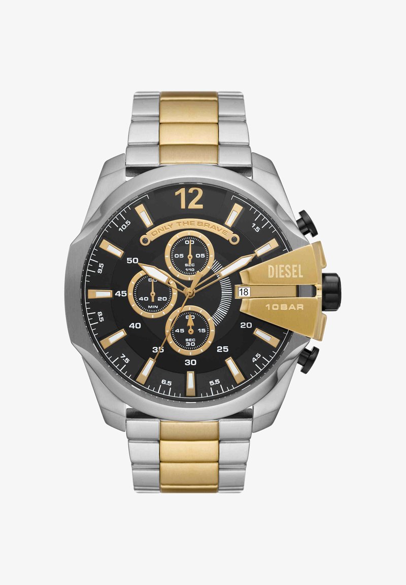 Chronograaf polshorloge met zwart-gouden wijzerplaat, zilver-gouden metalen band, datumaanduiding en de opschriften "Only The Brave" en "Diesel 10BAR".