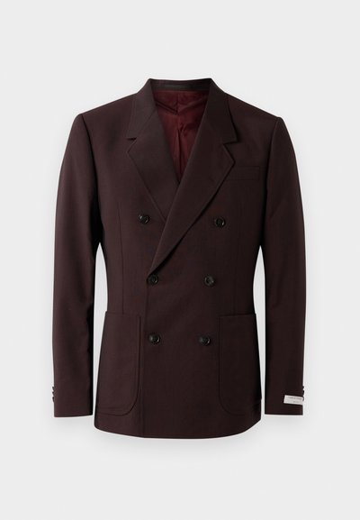 Dwurzędowa burgundowa marynarka z teksturowanej tkaniny, z czarnymi guzikami, z klapami oraz dwiema przednimi kieszeniami. Wnętrze podszyte w kolorze bordowym.