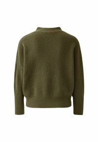 Olivgrüner Strickpullover mit lockerer Passform, überschnittenen Schultern und hohem Kragen; besitzt eine gerippte Textur und ein dezentes, vertikales Muster.
