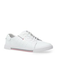 Weiße Leder-Sneaker mit runder Zehenform, Schnürdesign, Perforationen an den Seiten und einer strukturierten Gummisohle mit rot-schwarzen Streifenakzenten.