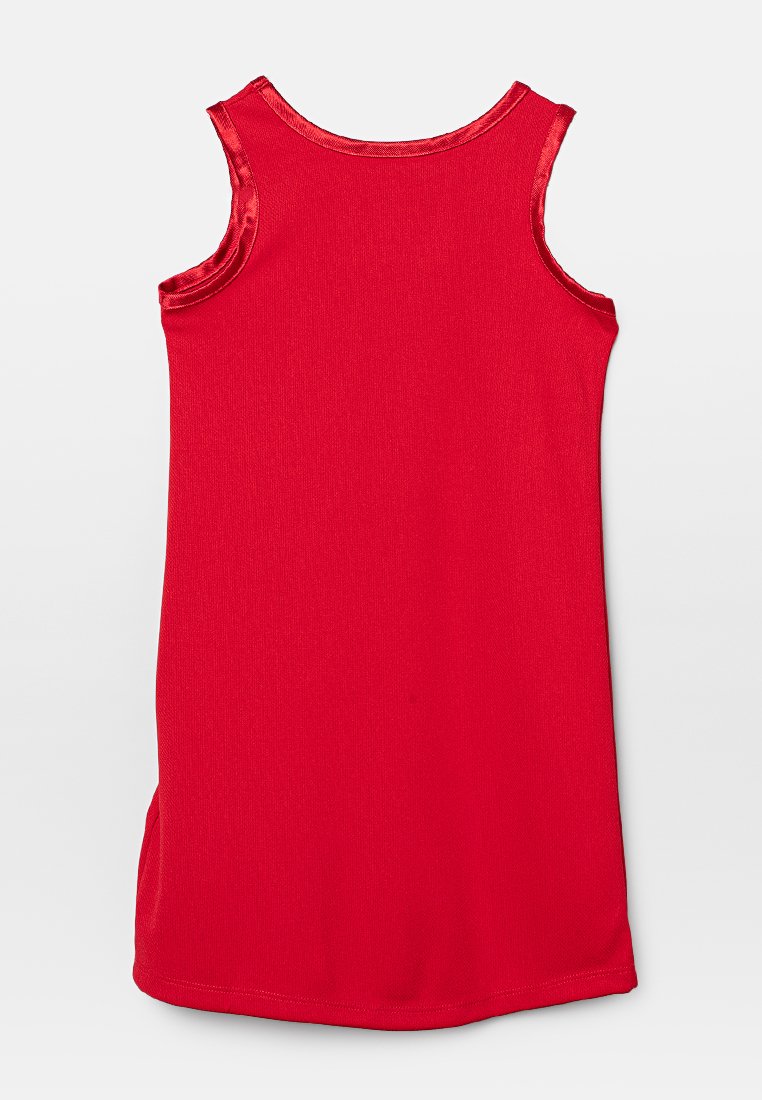 Robe rouge sans manches avec une texture lisse, un tissu côtelé et des accents satinés brillants le long de l'encolure et des emmanchures.