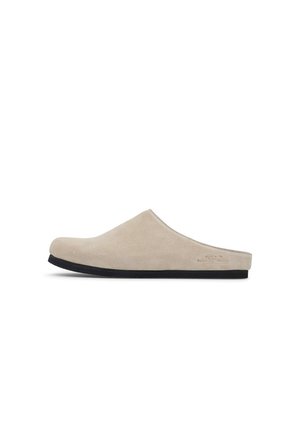 Beżowy zamszowy but wsuwany o niskim profilu i czarnej gumowej podeszwie. Charakteryzuje się gładką fakturą i minimalną ilością szwów, co zapewnia czysty design.